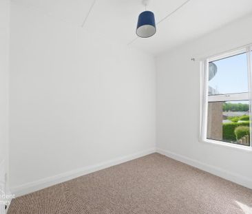 27 Kent Avenue, Larne, BT40 1NB - Photo 6