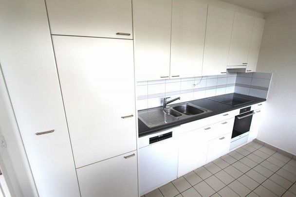 Schöne 4.5Zi-Wohnung mit Balkon zu vermieten - Foto 1