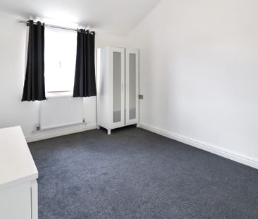 Room 2 (FF), Flat 13, 55/57 Cathedral Road, Cardiff CF11 9HD - Photo 3