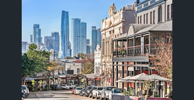 Charming Ground Floor - 2 Bedroom Apartment in Ultra Convenient Location - Photo 1