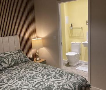 Double en-suite bedroom in modern detached house - Photo 2