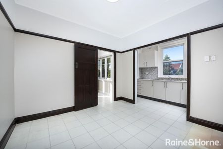 Two Bedroom Art Deco Apartment In Dulwich Hill - Photo 3
