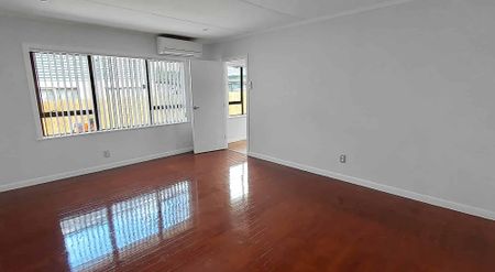 Te Atatu Peninsula- Three Bedroom House - Photo 3