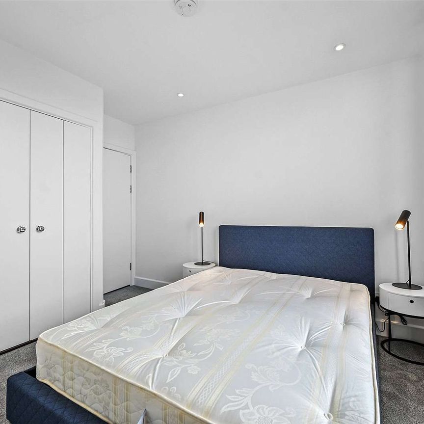 A newly refurbished one bedroom apartment in a convenient City location - Photo 1