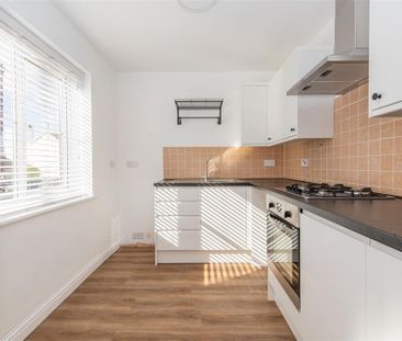 3 bed House - Detached To Let - Photo 2