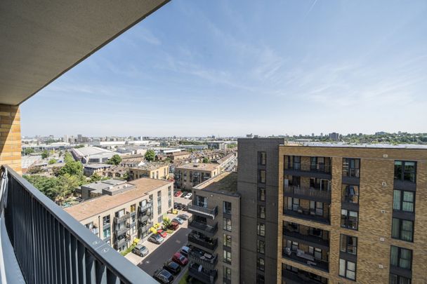 Flat to rent - Bowen Drive, London, SE7 - Photo 1