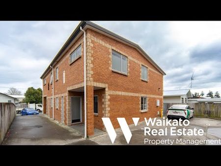 Six Bedroom, Two Bathroom Home - Photo 4
