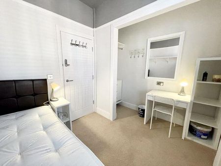 1 bedroom in a flat share to rent - Photo 4
