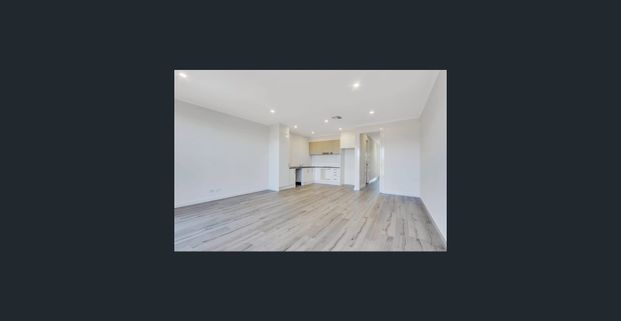 Contemporary home boasting light filled spaces - Photo 1