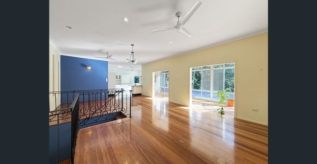 Spacious Family Home in Leafy Cul-de-sac, with Pool! - Photo 1