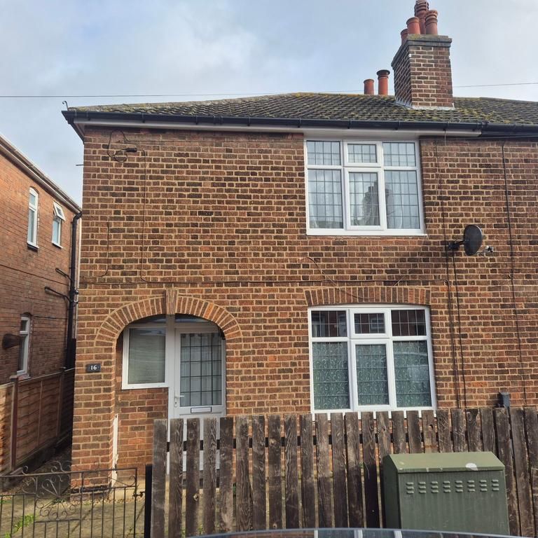 2 bedroom semi-detached house to rent - Photo 2