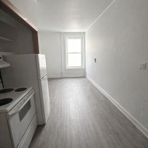 1 ½ Tout Inclus à Louer Au Centre-ville - Photo 2