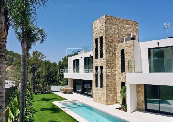 Private: Exclusive 5-Bedroom Villa for seasonal Rental in Roca Llisa