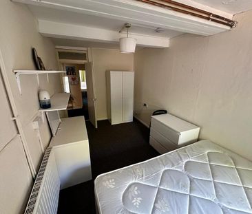 4 bedroom flat to rent - Photo 1