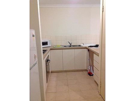 Large MASTER ROOM. Nice house. Free WIFI! Beautiful Double storey house. WALK TO ALL. - Photo 4