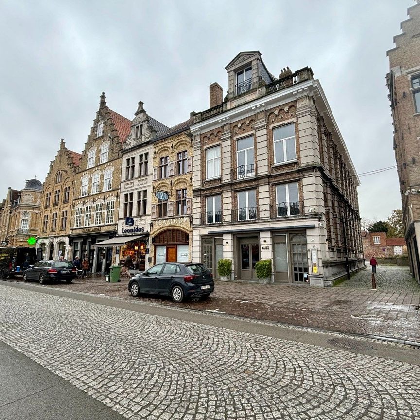 DUPLEX APPARTEMENT MET 3 SLAAPKAMERS OP DE GROTE MARKT VAN IEPER - Photo 1