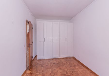 - Apartamento T2, c/ vista fantástica de mar em todas as divisões, elevador e lugar de garagem, situado em Oeiras - Photo 2