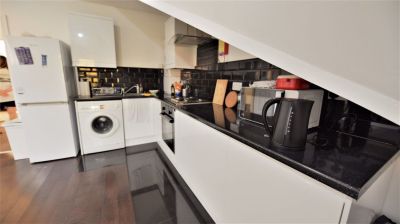 2 bedroom Flat in Kelso Road, Leeds - Photo 2