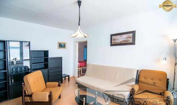 2-izbový byt s balkónom v obľúbenej lokalite sídliska Juh v Pezinku - Fotografia 1