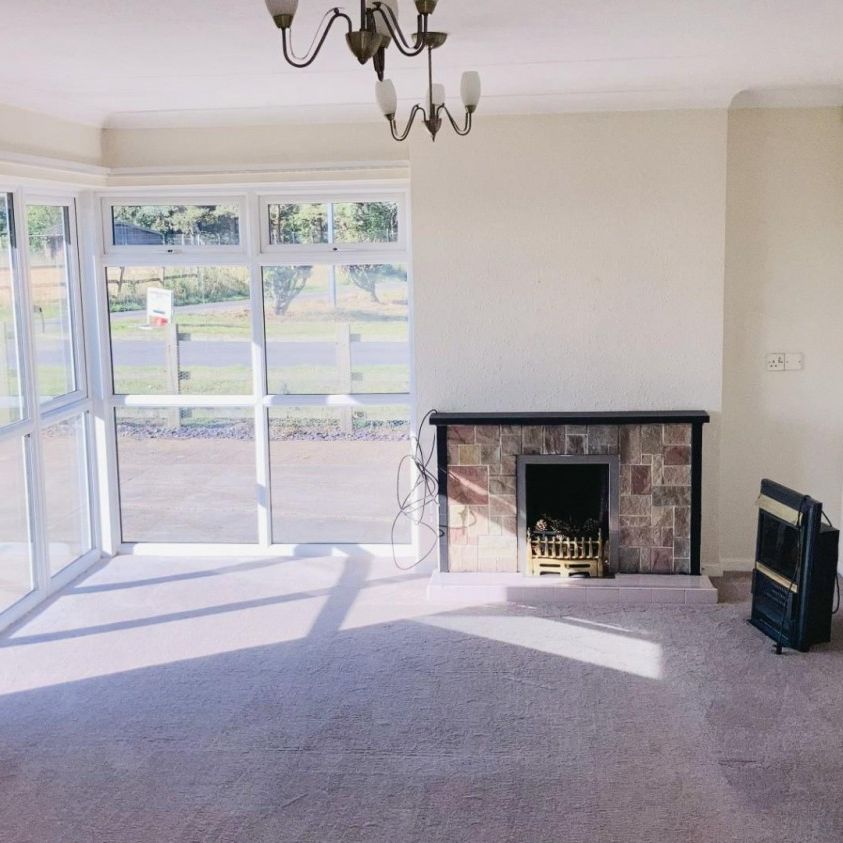 3 bedroom Bungalow To Let - Photo 1