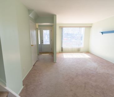 For Lease - 728 Krosno Boulevard, Pickering, Ontario - Photo 2