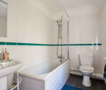 5 Bed Semi-Detached House, Hillside, BN2 - Photo 2