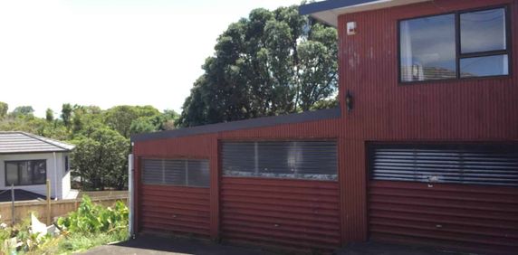 Four Bedroom House With Plenty Parking - Photo 2