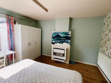 5 bedrooms 2 bathrooms - Photo 3