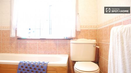 Welcoming room in shared apartment in Killiney, Dublin - Photo 3