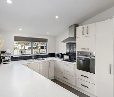 A fully renovated home with fully fenced section - Photo 5