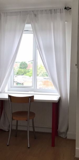 Room in a Shared House, Steventon Road, W12 - Photo 1