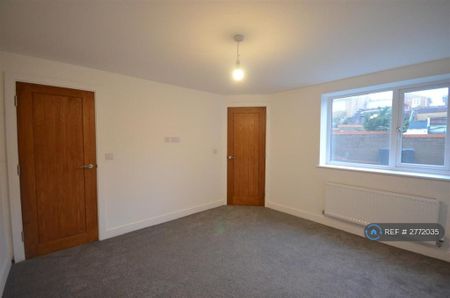 4 bedroom detached house to rent - Photo 3
