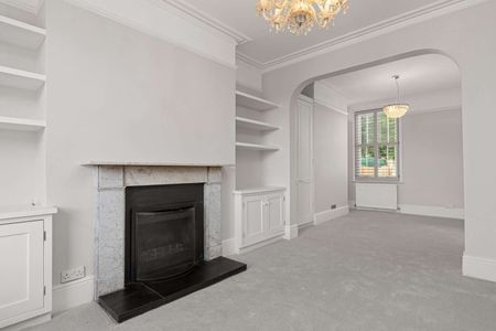 A charming three bedroom mid-terrace home situated in the sought after village area of Tunbridge Wells - Photo 3