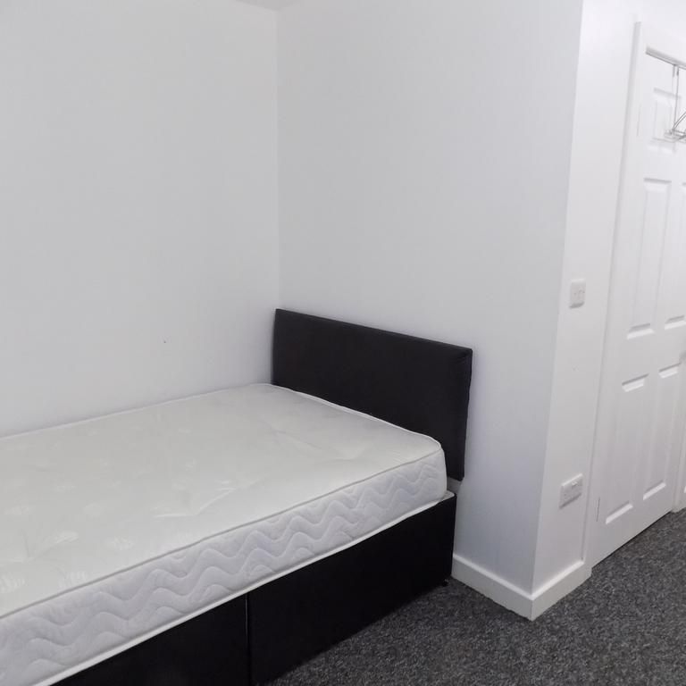 1 bedroom in a flat share to rent - Photo 1