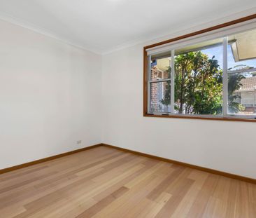 Spacious Single-Level Villa in Leafy Bardwell Valley - Photo 3