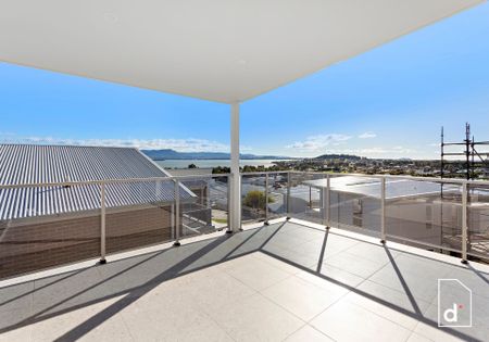 Chic With Stunning Lake Views - Photo 5