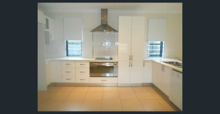 LARGE PORT GARDENS HOME - Photo 3