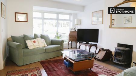 Room for rent in 2-bedroom house in Killiney, Dublin - Photo 4