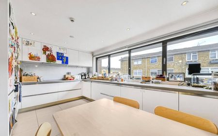 Meadowbank, Primrose Hill - Photo 3
