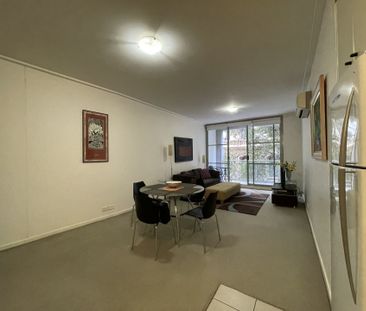 Stylish Furnished Studio Apartment in the Heart of the City - Photo 3