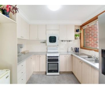 Room 1 of 2 / 17 Falder Place, Keiraville, NSW 2500 - Photo 4