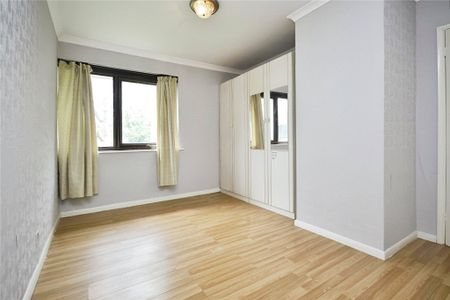Guildford Park Avenue, Guildford, Surrey, GU2 7NJ - Photo 2