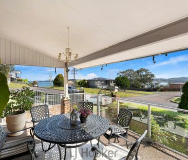 SPACIOUS FAMILY HOME WITH LAKE VIEWS - Photo 5