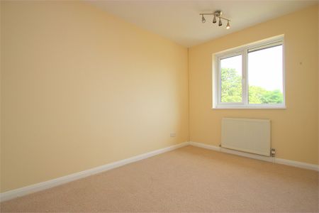 2 bed terraced house to rent in Brambles Farm Drive, Hillingdon, UB10 - Photo 2