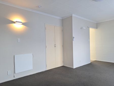 Sunny, Spacious & Super Convenient Two Bedroom in Wallaceville - Photo 4