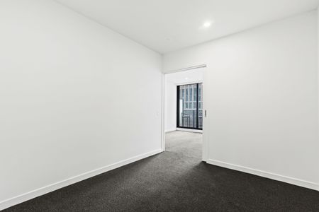 Modern 1-Bedroom Apartment with City Views in Southbank - Photo 5