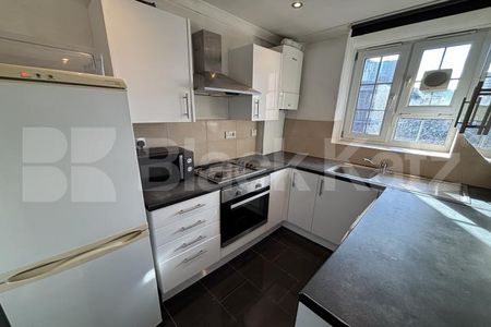 Superbly located & recently redecorated - Photo 4