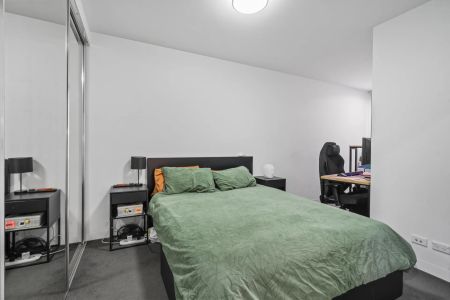 Sun-Drenched 1-Bedroom with Courtyard & Views in the Heart of Richmond - Photo 3