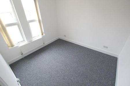 5 bedroom semi-detached house to rent - Photo 3