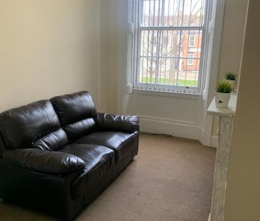3 bedroom flat to rent - Photo 2